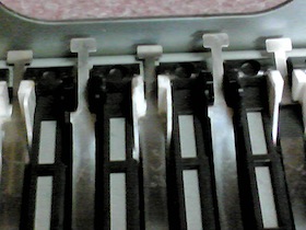 鍵盤の裏側 - 板バネと金属フレーム