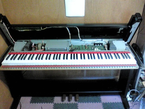 電子ピアノのカバーを開けた状態
